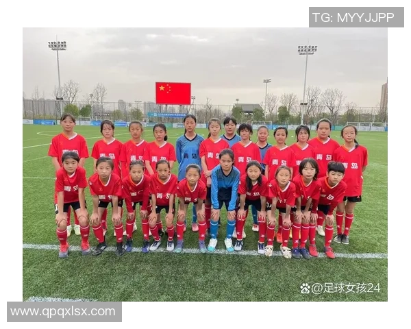 周六与好友们一起踢足球享受运动乐趣释放压力的完美选择