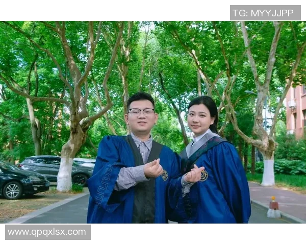 在篮球场上留下青春印记毕业照情侣甜蜜瞬间的完美定格