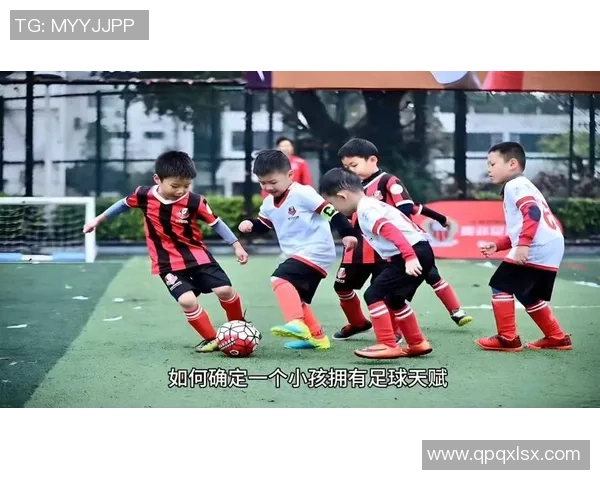 在阳光下的绿茵场上踢足球的快乐瞬间与激情时刻的精彩捕捉